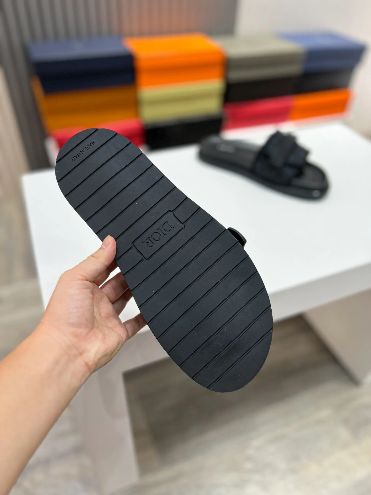 Men's men's shoes💰320【DIOR】🐝🐝Top version. 2024ss Dior’s latest men’s slippers are a must-have. Dior Alias ​​Men's Genuine Leather Slippers This summer new Alias ​​sandal embodies a casual and elegant style. Carefully crafted from grained cow leather and Oblique printed fabric, with cowhide lining! Cross-strap design with metal-clad brass CD Diamond logo. The imported cowhide leather and rubber sole adds sophistication and comfort, while Oblique print-effect anti-slip panels add style. Size39-44 (customized at 38.45)